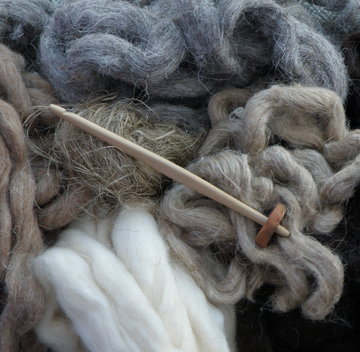 Authentic fleece and flax for producing period specific threads. | ©Weorod 2016