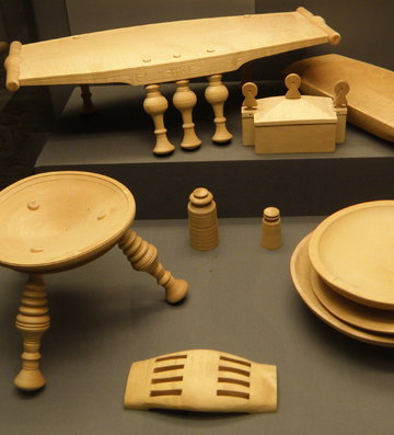 Replicas of archaeological finds of furniture and tableware. | ©Weorod 2016